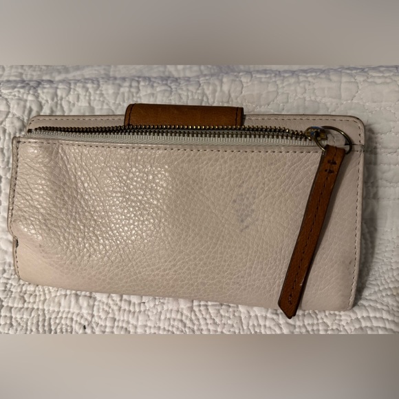 Fossil
Fossil Emma RFID Off-White & Black Striped Bi-Fold Wallet - Picture 5 of 6